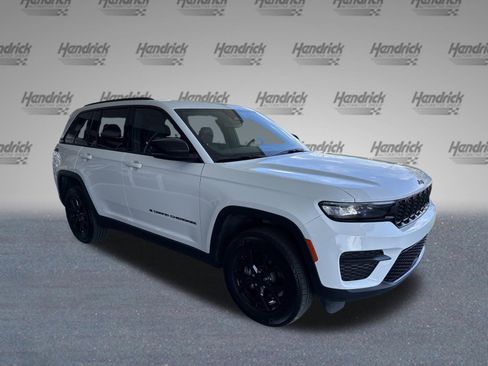 Used 2024 Jeep Grand Cherokee Altitude image 2