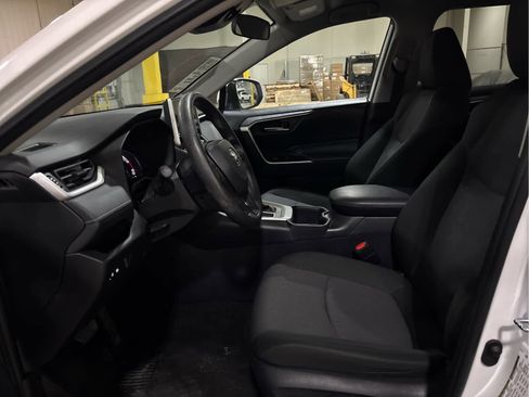 Used 2025 Toyota RAV4 XLE image 9