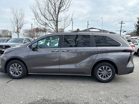 Used 2024 Toyota Sienna XLE image 2