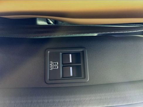 Used 2025 Land Rover Discovery Metropolitan Edition image 35