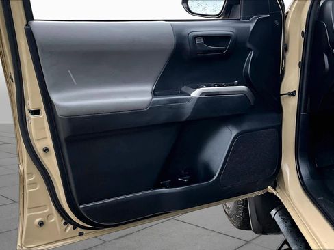 Used 2019 Toyota Tacoma SR5 RWD image 21