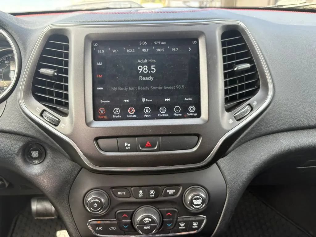 Used 2019 Jeep Cherokee Trailhawk w/ Cold Weather Group AWD/4WD image 12