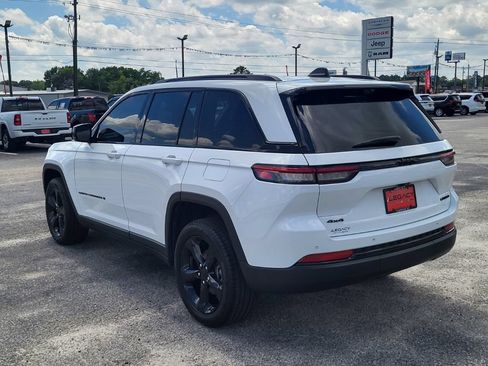 Used 2025 Jeep Grand Cherokee Limited w/ Luxury Tech Group II AWD/4WD image 6