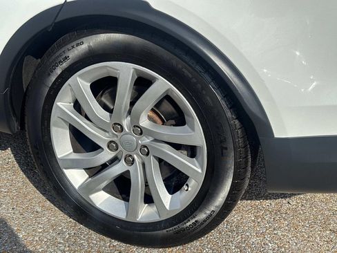 Used 2017 Land Rover Discovery HSE image 5