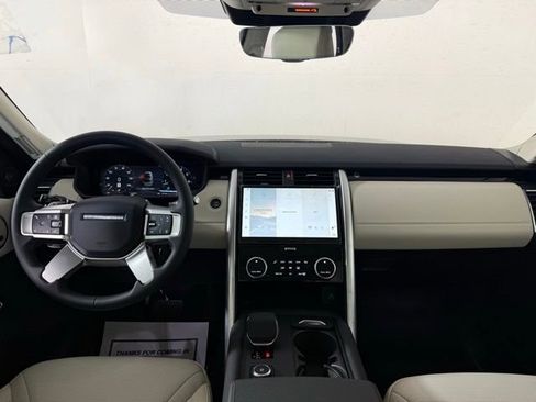 Used 2025 Land Rover Discovery S image 30