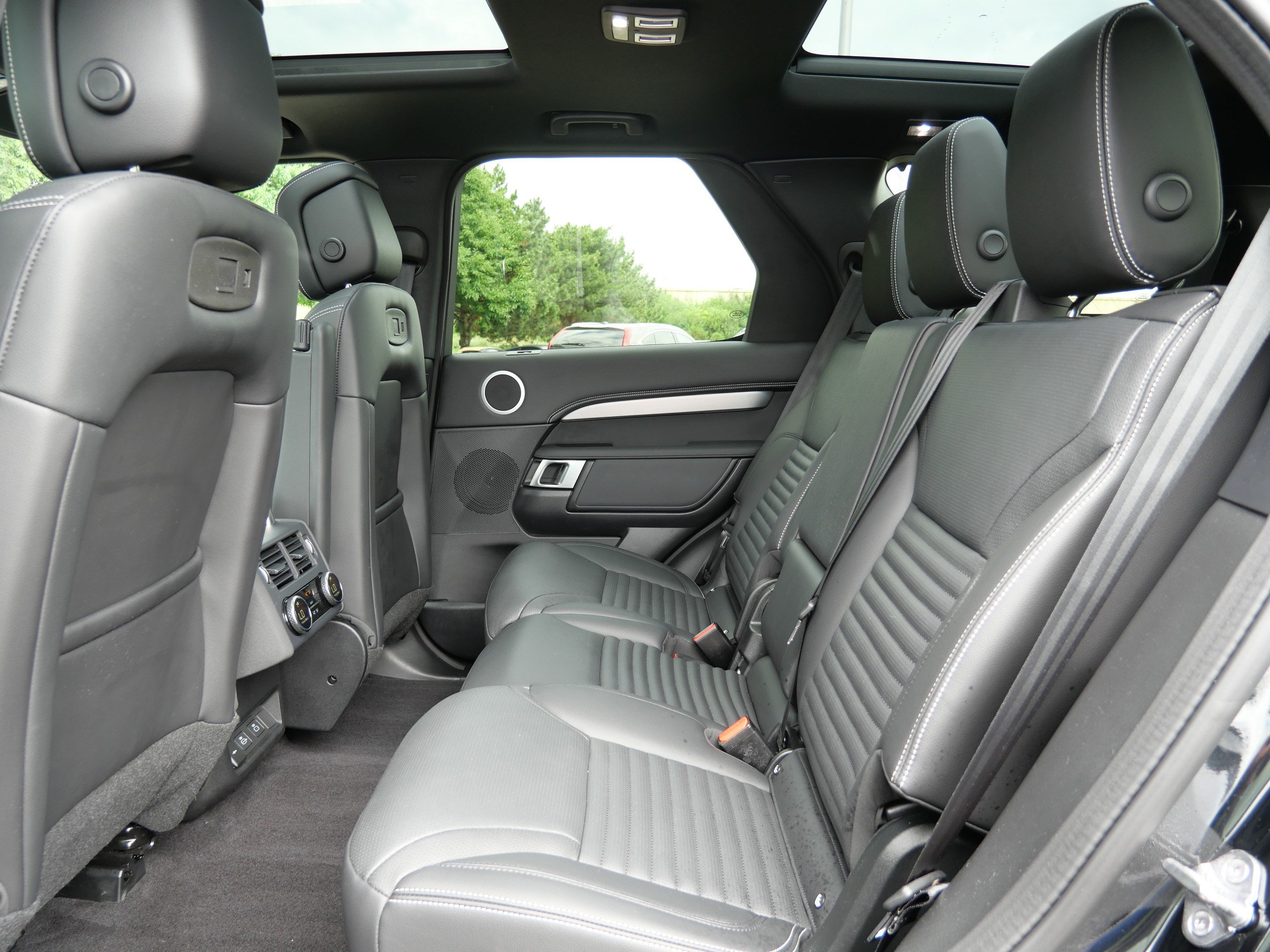 Certified 2025 Land Rover Discovery Dynamic SE AWD/4WD image 15
