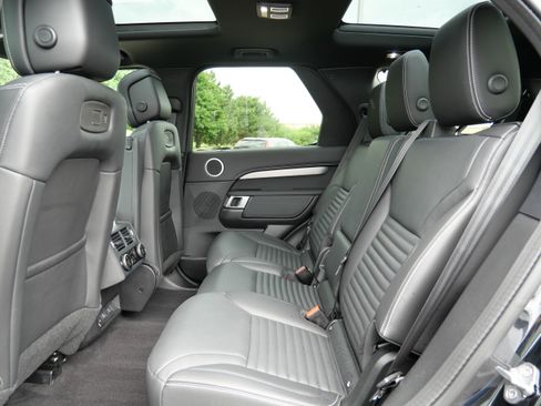 Used 2025 Land Rover Discovery Dynamic SE AWD/4WD image 15