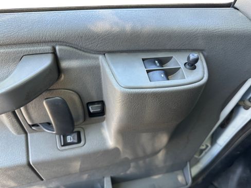 Used 2017 Chevrolet Express 2500 RWD image 21