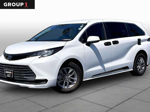 Certified 2022 Toyota Sienna LE FWD image 1