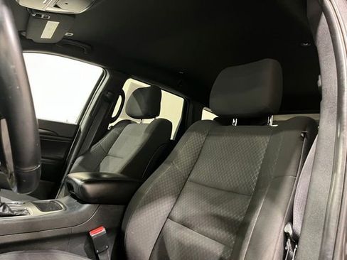 Used 2018 Jeep Grand Cherokee Laredo image 16