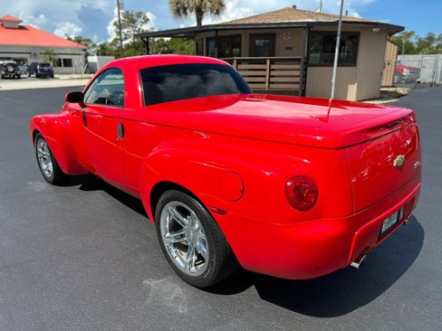 Used 2005 Chevrolet SSR w/ Preferred Equipment Group RWD image 10