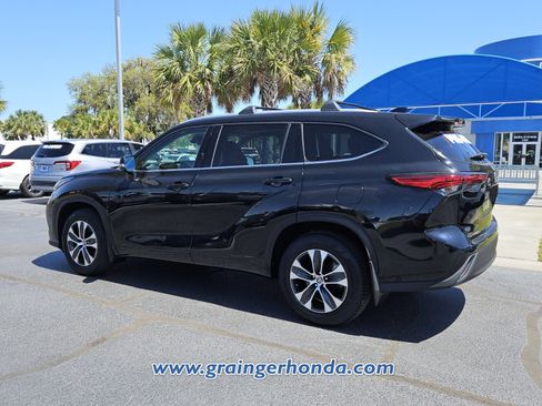 Used 2022 Toyota Highlander XLE AWD/4WD image 3