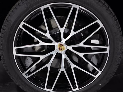 Certified 2025 Porsche Macan image 11