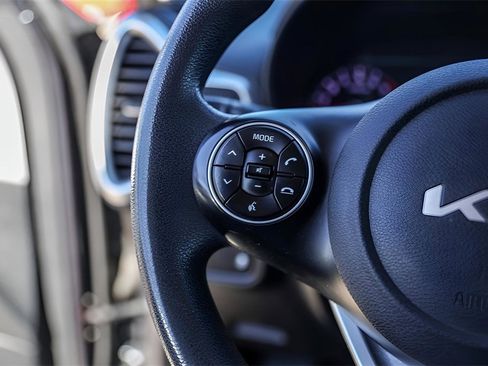 Used 2022 Kia Soul LX image 12