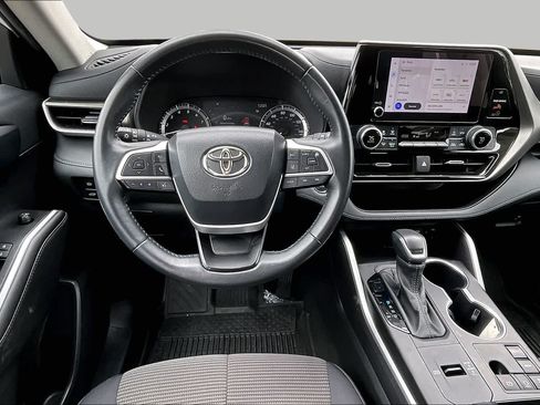 Used 2023 Toyota Highlander LE FWD image 5