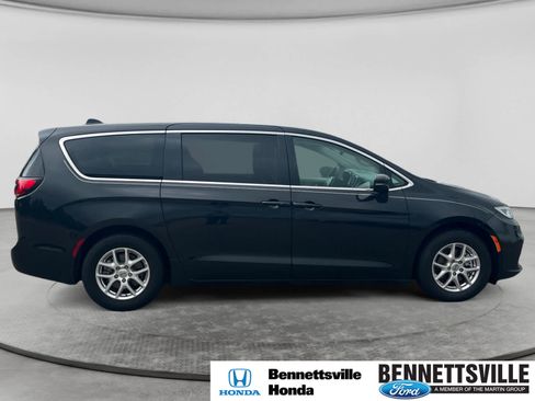 Used 2023 Chrysler Pacifica Touring-L FWD image 4