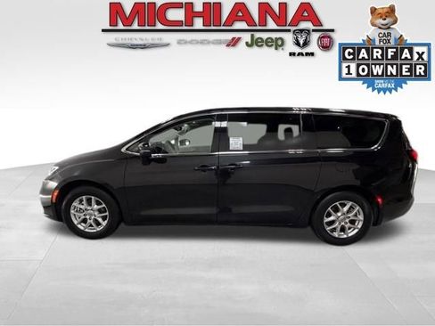 Used 2023 Chrysler Pacifica Touring-L FWD image 1
