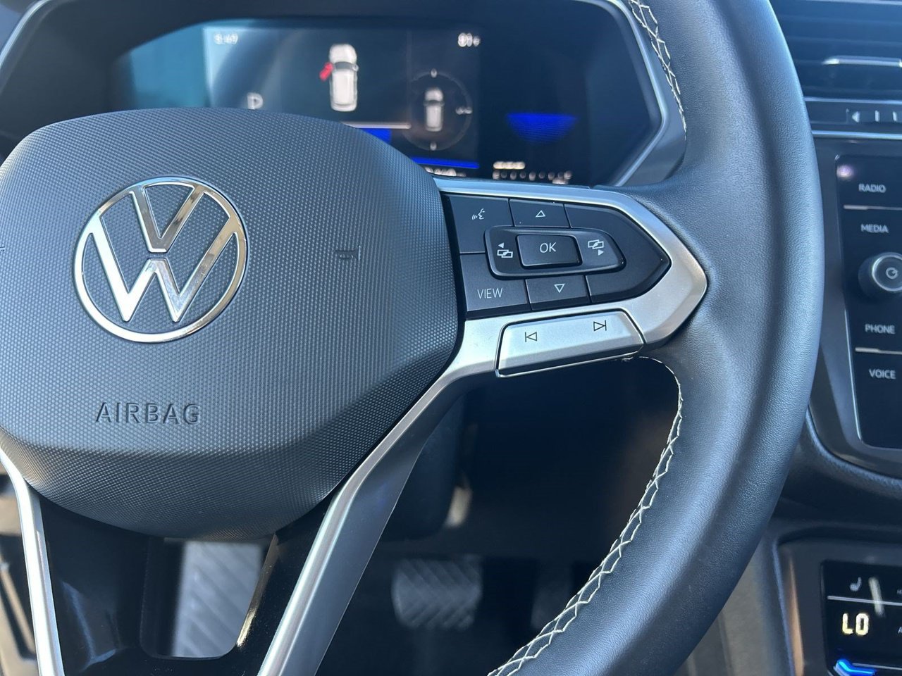 Used 2022 Volkswagen Tiguan SE w/ Panoramic Sunroof Package FWD image 22