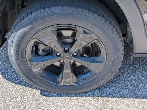 Used 2019 Jeep Cherokee Latitude Plus AWD/4WD image 9