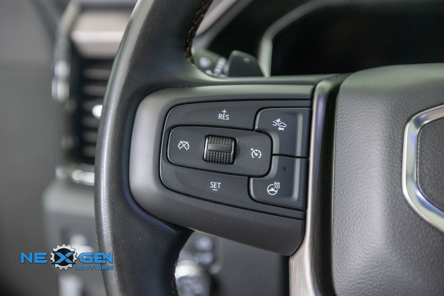 Used 2024 GMC Sierra 1500 AT4 w/ Technology Package AWD/4WD image 17
