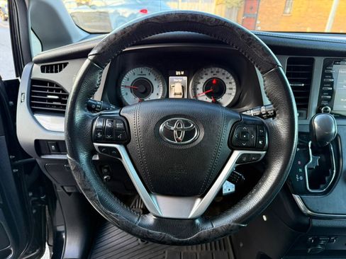 Used 2018 Toyota Sienna SE image 14