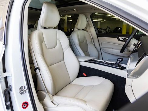 Used 2018 Volvo XC60 T5 Momentum w/ Vision Package image 30