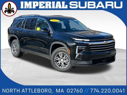 Used 2025 Chevrolet Traverse LT image 1