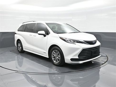 Used 2021 Toyota Sienna LE image 22