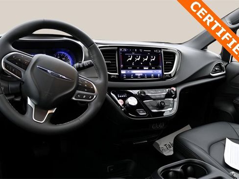 Used 2025 Chrysler Pacifica Select image 13
