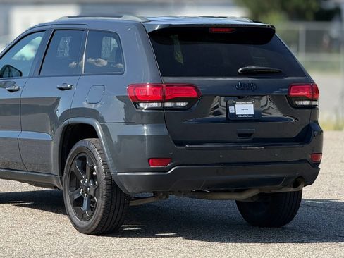 Used 2018 Jeep Grand Cherokee Laredo AWD/4WD image 16