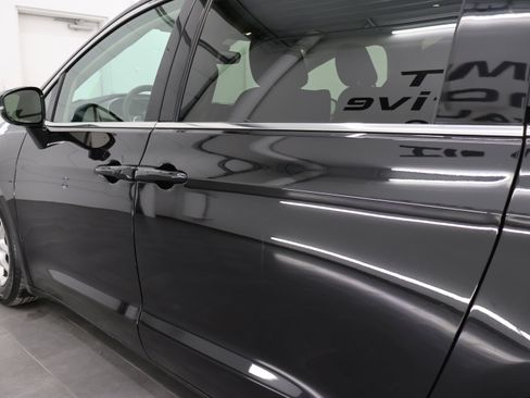 Used 2024 Chrysler Pacifica Touring-L image 33