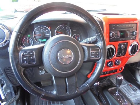 Used 2017 Jeep Wrangler Unlimited Sahara w/ Connectivity Group AWD/4WD image 14