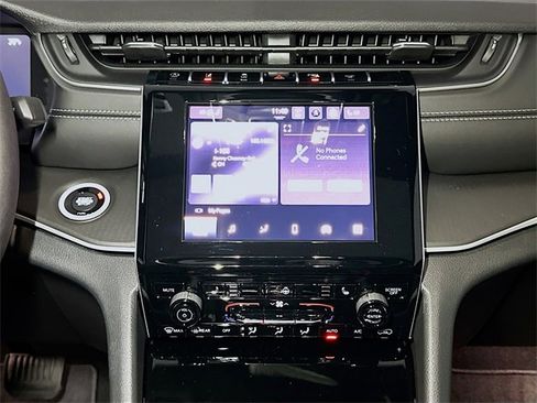 New 2025 Jeep Grand Cherokee Altitude image 8