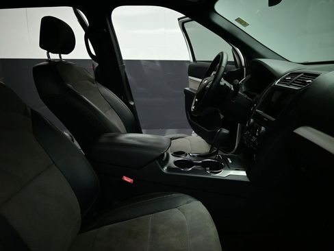 Used 2017 Ford Explorer XLT w/ Equipment Group 202A image 26