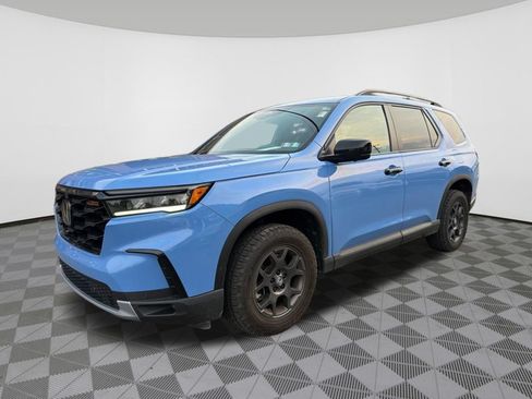 Used 2025 Honda Pilot TrailSport image 3