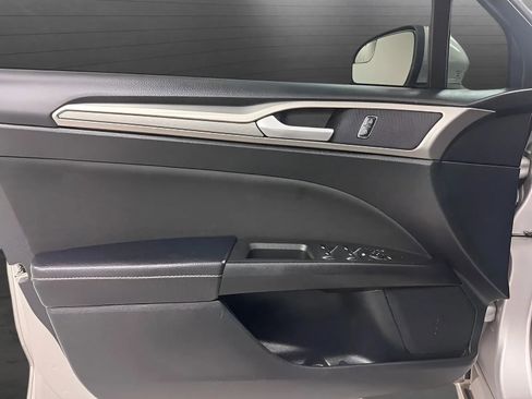 Used 2018 Ford Fusion SE w/ Fusion SE Technology Package FWD image 9