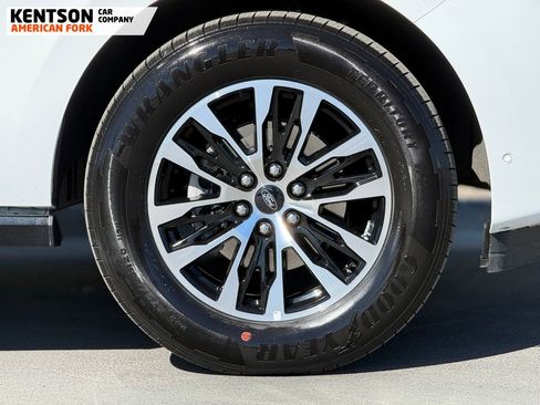 Used 2025 Ford Expedition Platinum image 17