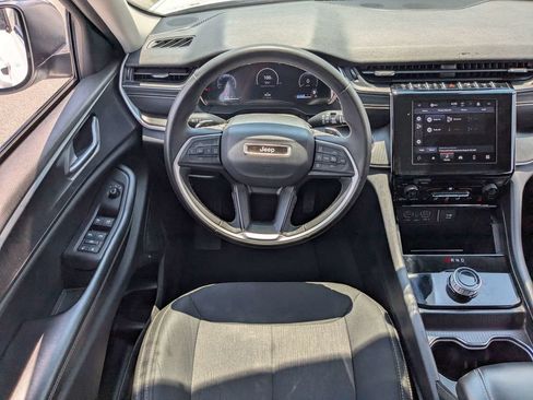 Used 2023 Jeep Grand Cherokee Laredo RWD image 16