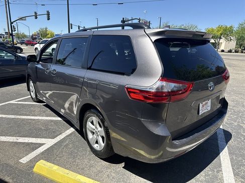 Used 2020 Toyota Sienna LE FWD image 3