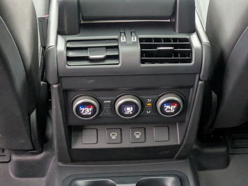 Used 2025 Land Rover Defender 130 X-Dynamic SE image 30