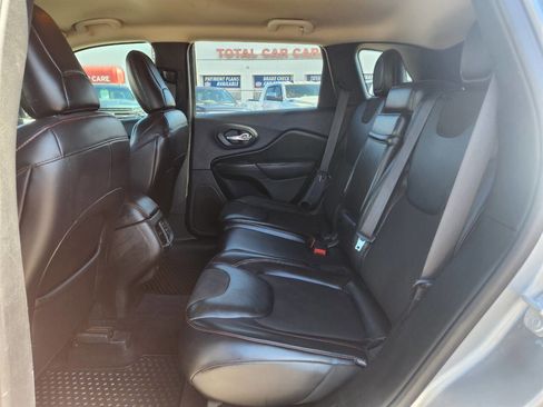 Used 2017 Jeep Cherokee Trailhawk w/ Comfort & Convenience Group image 13