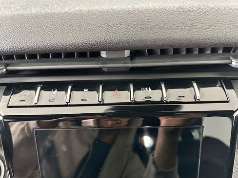 Used 2023 Jeep Grand Cherokee L Laredo image 25