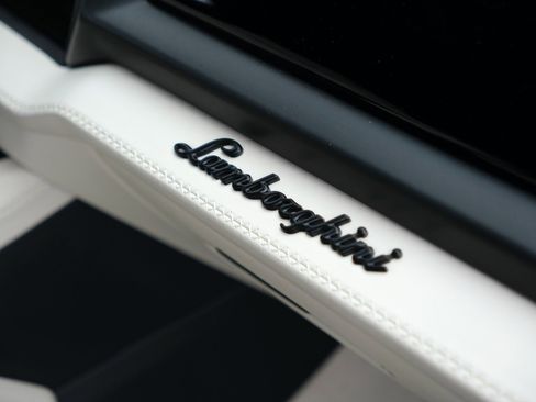 Used 2025 Lamborghini Urus SE image 25