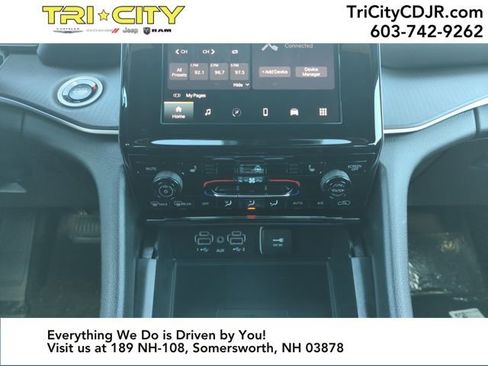 New 2025 Jeep Grand Cherokee L Laredo image 17