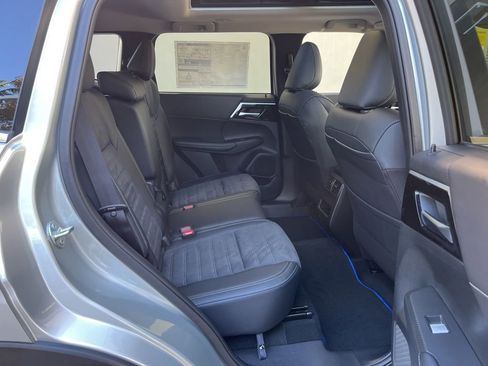 New 2025 Mitsubishi Outlander SE image 22