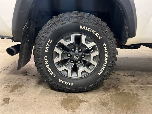 Used 2023 Toyota Tacoma TRD Off-Road w/ TRD Premium Off Road Package AWD/4WD image 9