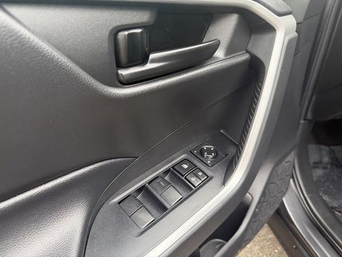 Used 2022 Toyota RAV4 LE image 17