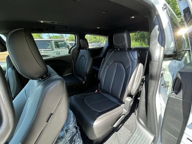 New 2026 Chrysler Pacifica Select AWD/4WD image 13