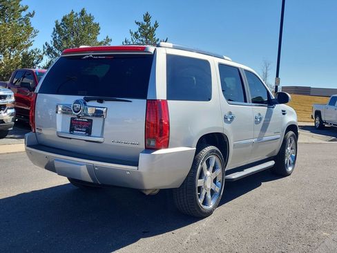 Used 2010 Cadillac Escalade Luxury image 3