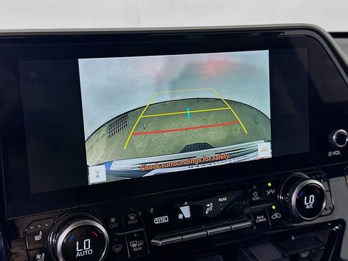 Used 2023 Toyota Highlander Limited FWD image 10